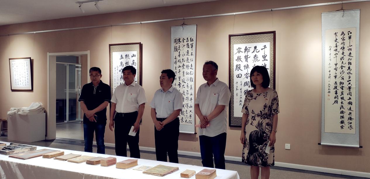 学校举办“革命诗词里的党史”主题书法展开展和党建文化长廊暨党建有声图书馆启用仪式-图1